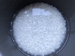 莴笋叶香米饭,米粒放入适量水。