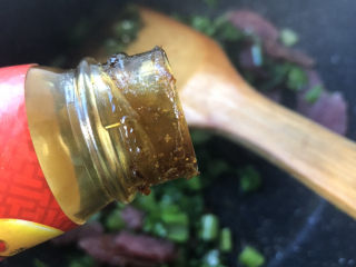 莴笋叶香米饭,倒入蚝油。