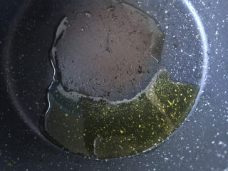 莴笋叶香米饭,锅里倒入油。