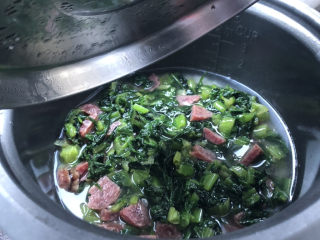 莴笋叶香米饭,放入电饭锅煮熟即可。