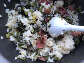 莴笋叶香米饭,米饭煮熟后搅拌均匀即可。
