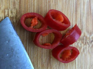 莴笋炒木耳,辣椒去籽切碎。