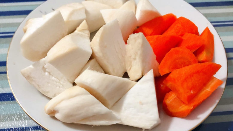 鸡肉炖土豆,杏鲍菇和胡萝卜同样切成大小均匀的块状