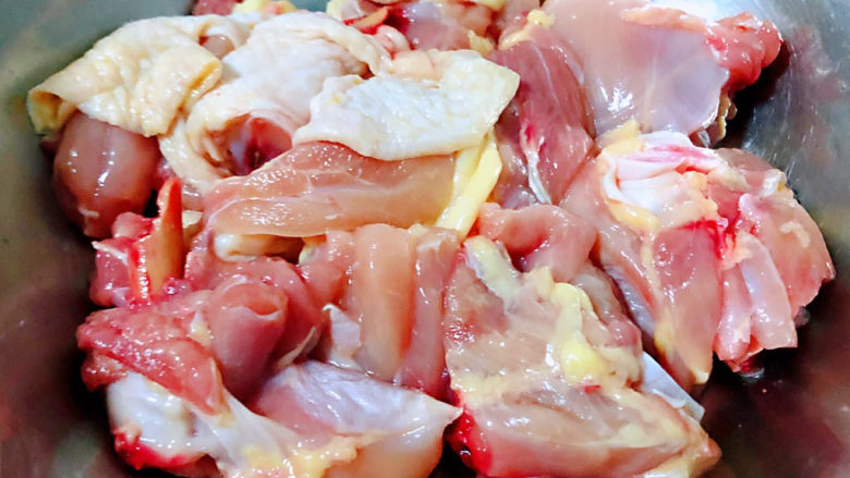 鸡肉炖土豆,鸡腿剁成块状在清水中浸泡一会儿去除血后洗净