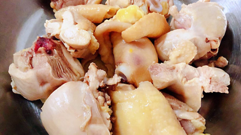 鸡肉炖土豆,焯好水的鸡块立即放入冷水中过凉冲洗干净沥干水份