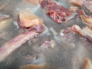 姜母鸭,锅中水烧开然后把鸭块放进锅中焯3～5分钟（主要是为了去掉腥味还有鸭中的血水） 