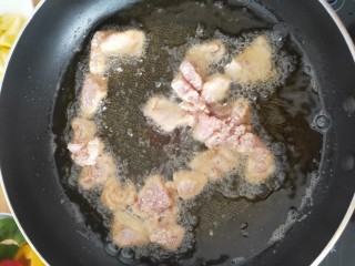 菠萝咕噜肉,油烧至9分熟，放入腌制好的里脊肉入锅炸