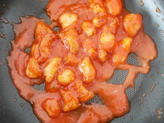 菠萝咕噜肉,锅中放入油，倒入调好的酱汁，小火炒至酱汁粘稠，放入炸好的里脊肉下去翻炒均匀
