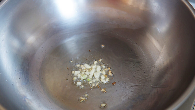清炒甜豆,锅中油热后，下入一瓣蒜碎，炒香