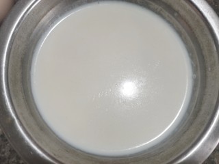 红豆双皮奶,把纯牛奶倒进干净的碗里
