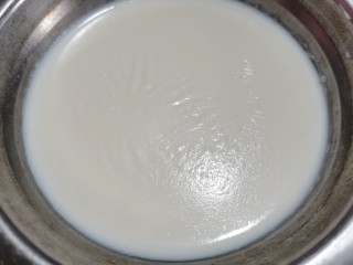 红豆双皮奶,煮好的牛奶，把它拿出来晾凉后，表面会形成一层奶皮