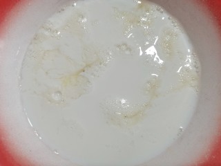 红豆双皮奶,牛奶倒进蛋清的碗里，如图