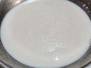 红豆双皮奶,再用筷子把之前剩下的牛奶的那一奶层皮挑起来，再把拌好的鸡蛋液倒进去