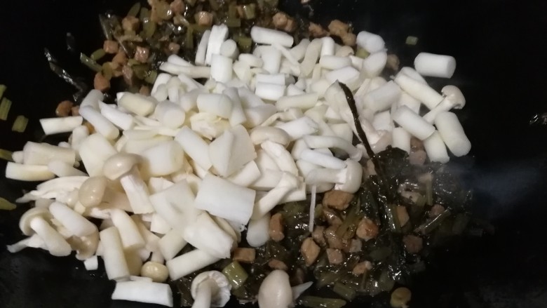 清炒雪里蕻,放入海鲜菇。