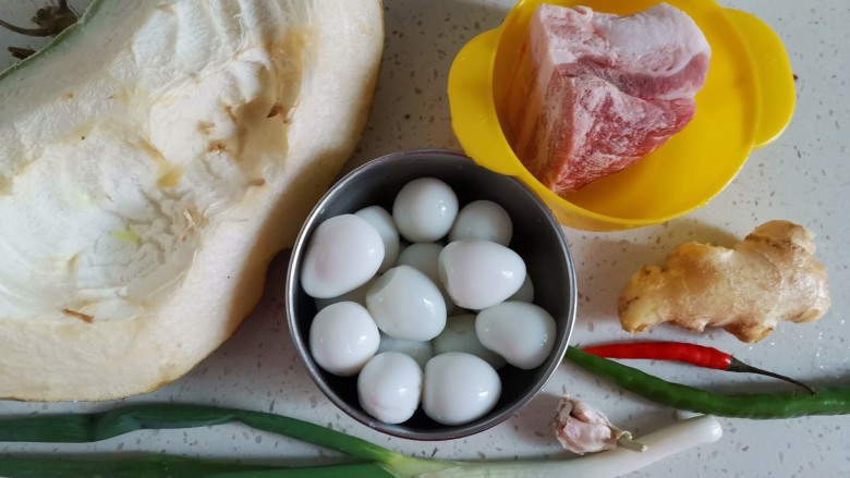 冬瓜炖鹌鹑蛋五花肉,准备食材备用