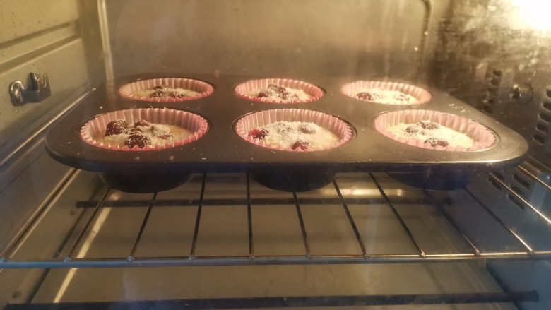 蔓越莓椰蓉麦芬蛋糕,送入预热好的烤箱，上下火180度烤20分钟