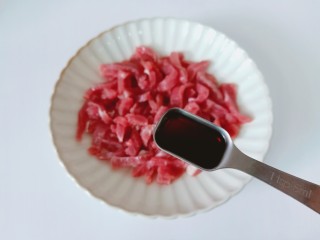 清炒四季豆,牛肉提前放冰箱冷冻半小时，再切牛柳会非常方便，加上生抽一勺。