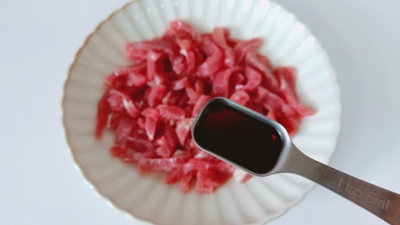 清炒四季豆,牛肉提前放冰箱冷冻半小时，再切牛柳会非常方便，加上生抽一勺。