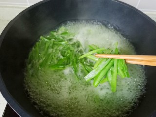清炒四季豆,焯水一分钟后捞出四季豆空干水分。
