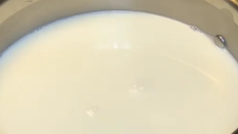 红豆双皮奶,<a style='color:red;display:inline-block;' href='/shicai/ 13431'>纯牛奶</a>倒入奶锅中，小火煮至冒泡，不需要煮沸。煮牛奶只有加热了自然晾凉后才会起奶皮。脂肪和蛋白质越多，奶皮也越厚