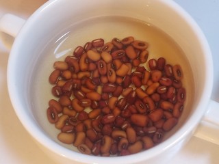 红豆双皮奶,这个时间开始做蜜红豆。红豆提前一晚浸泡，煮的时候也好煮一些。