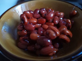 红豆双皮奶,一直煮大概半小时到40分钟左右，煮到红豆熟了但不软烂即可收汁。盛出来备用。