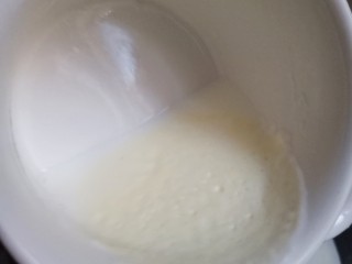 红豆双皮奶,这时候牛奶表面也结了奶皮。从边缘用牙签轻轻划个口，把牛奶倒在一个大盆里。最好留点牛奶，不要都倒出来，如图