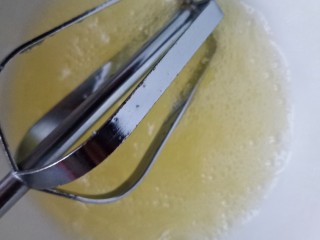 红豆双皮奶,把鸡蛋的蛋白分离出来，挤入柠檬汁去腥，加入少许细砂糖，搅匀。糖的量还是根据自己喜好增减。