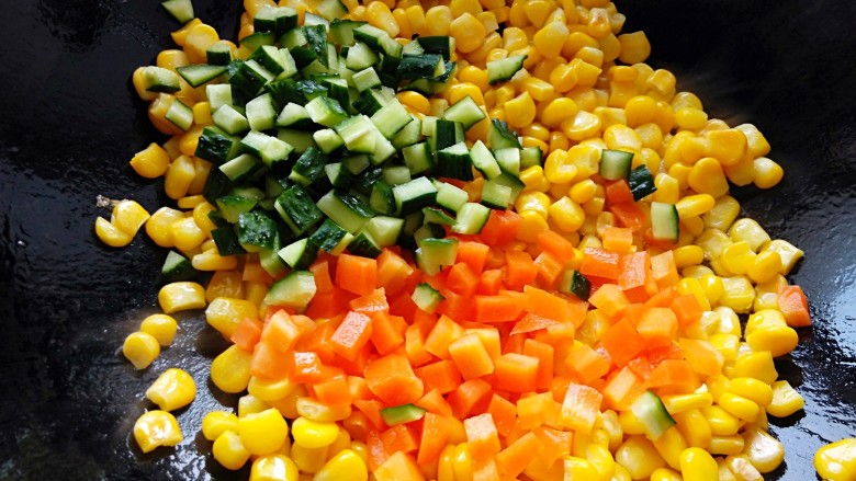 玉米炒虾仁,加入黄瓜丁和胡萝卜丁翻炒均匀。