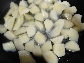 孜然土豆,锅中倒入适量油，烧至油9分热，放进土豆进去炸