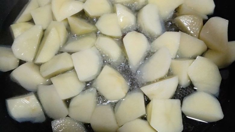 孜然土豆,锅中倒入适量油，烧至油9分热，放进土豆进去炸