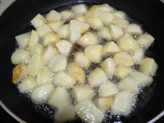 孜然土豆,炸的过程中要不断搅拌一下防止烧焦