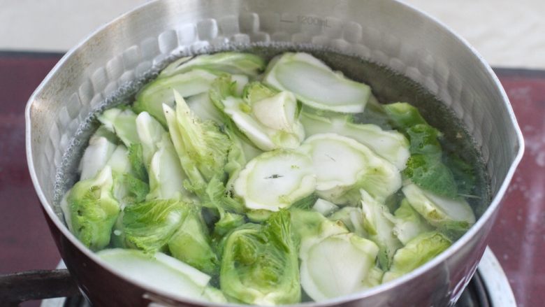 清炒儿菜,锅中烧开水，先下入儿菜的茎焯烫三十秒，再下入叶子烫三十秒，捞出过凉水沥干水分。