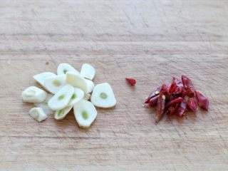 清炒儿菜,大蒜切成片状,红干椒剪成小段去籽备用。