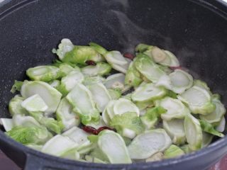 清炒儿菜,接着将儿菜放进去改大火快速翻炒均匀。