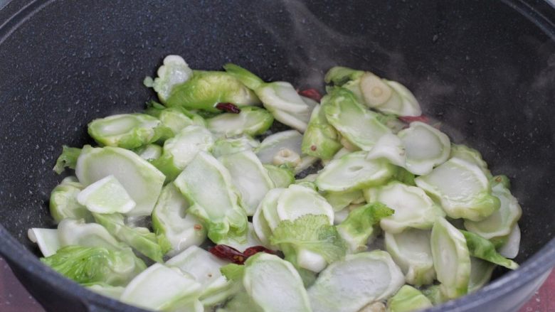 清炒儿菜,接着将儿菜放进去改大火快速翻炒均匀。