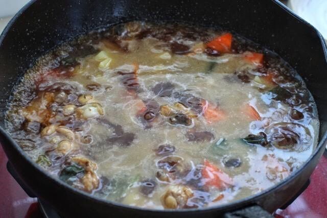鸡肉炖土豆,再将土豆和胡萝卜放入锅中，继续中小火炖煮十五到二十分钟。