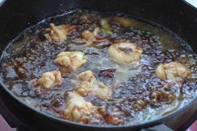 鸡肉炖土豆,加入适量热水没过锅中食材，改中小火加盖炖煮约十分钟。