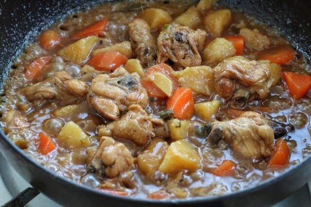 鸡肉炖土豆,待土豆和胡萝卜软熟后按照个人口味调入盐，改大火翻炒收汁关火即可。