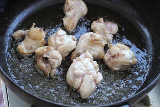 鸡肉炖土豆,锅中倒适量食用油烧热，放入鸡翅根翻炒至发白变色状态。