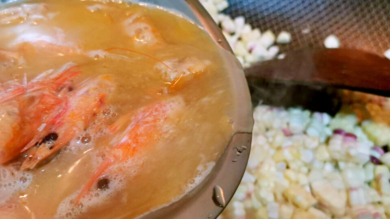 玉米炒虾仁,玉米粒与红萝卜丁，干煸后加入虾高汤