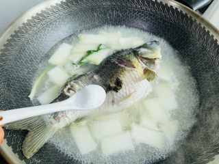 冬瓜鲫鱼汤,根据个人口味加入适量盐，煮十分钟