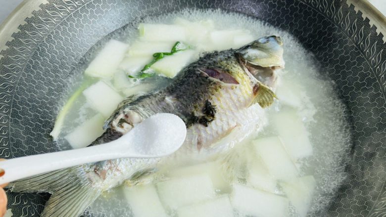 冬瓜鲫鱼汤,根据个人口味加入适量盐，煮十分钟