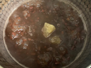 红豆双皮奶,直到红豆变软加入冰糖，根据自己口味来