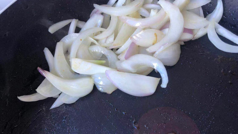 香煎三文鱼,把洋葱推到锅的一侧。