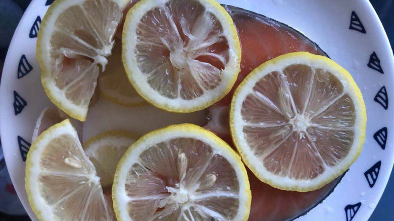 香煎三文鱼,在三文鱼上面还是盖上柠檬，腌制半小时。