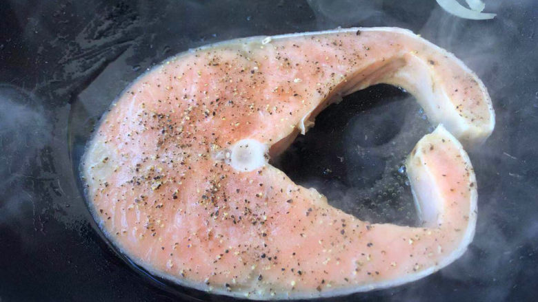 香煎三文鱼,小火慢慢煎，不时地移动一下鱼块。