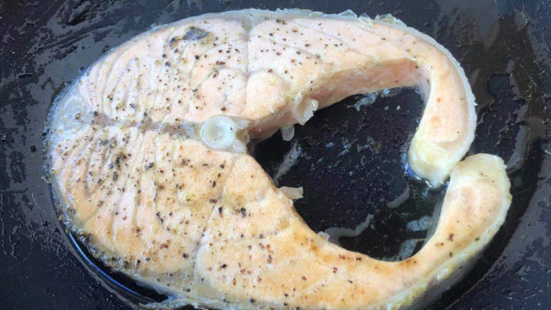 香煎三文鱼,几分钟后翻面继续煎制，两面都变色后即可出锅。