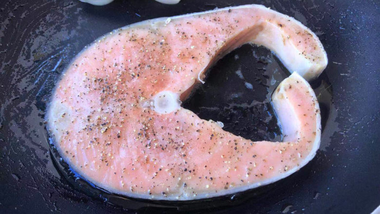 香煎三文鱼,锅里再倒入油，放入三文鱼。