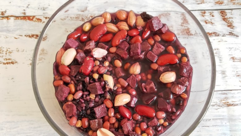 红枣莲子粥,取150克八宝米提前4个小时浸泡好备用，也可以浸泡过夜